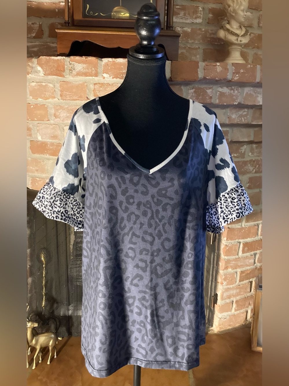MISSLOOK Black and White V-Neck Mixed Animal Print Short Sleeve Top